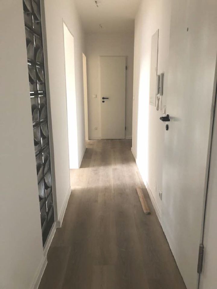 Mit Fenster und Jalosien