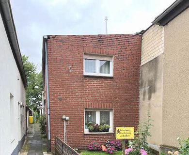 Chance ! Viel Garten! Häuschen sucht kraftvolle Hände.